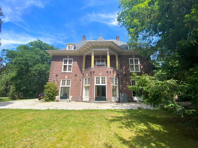 De Saffier />
								<div class=